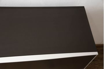 中古　イタリア家具　arflex(アルフレックス)　COMPOSER(コンポーザー)　シンプルなデザインでお部屋に馴染みやすいキャビネット(サイドボード、サイドキャビネット、収納棚、戸棚)(R-061532)