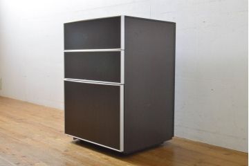 中古　イタリア家具　arflex(アルフレックス)　COMPOSER(コンポーザー)　シンプルなデザインでお部屋に馴染みやすいサイドチェスト(引き出し、サイドボード)(R-061533)