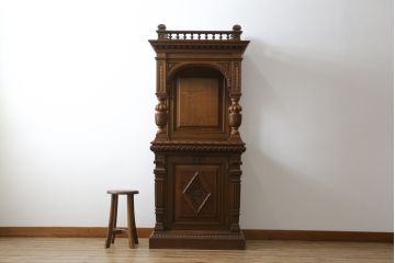 ベルギーアンティーク　オーク材　素晴らしい彫刻がクラシカルな雰囲気を高める縦型キャビネット(飾り棚、収納棚、戸棚)(R-061540)