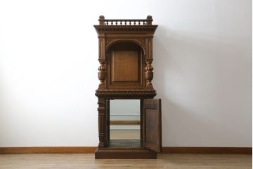 ベルギーアンティーク　オーク材　素晴らしい彫刻がクラシカルな雰囲気を高める縦型キャビネット(飾り棚、収納棚、戸棚)(R-061540)