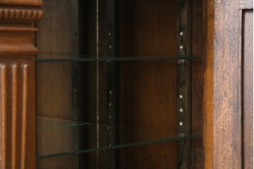 ベルギーアンティーク　オーク材　素晴らしい彫刻がクラシカルな雰囲気を高める縦型キャビネット(飾り棚、収納棚、戸棚)(R-061540)