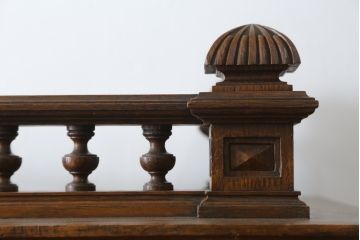 ベルギーアンティーク　オーク材　素晴らしい彫刻がクラシカルな雰囲気を高める縦型キャビネット(飾り棚、収納棚、戸棚)(R-061540)