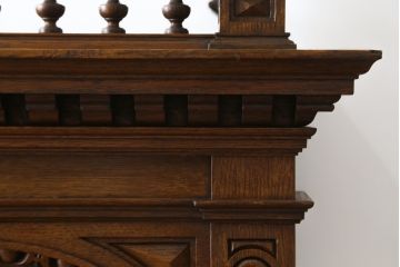 ベルギーアンティーク　オーク材　素晴らしい彫刻がクラシカルな雰囲気を高める縦型キャビネット(飾り棚、収納棚、戸棚)(R-061540)