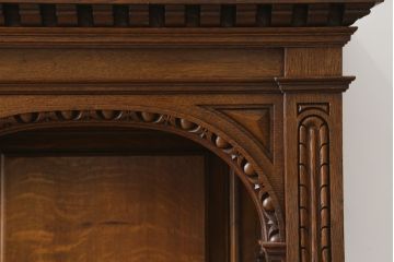 ベルギーアンティーク　オーク材　素晴らしい彫刻がクラシカルな雰囲気を高める縦型キャビネット(飾り棚、収納棚、戸棚)(R-061540)