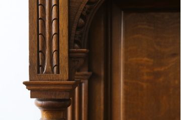 ベルギーアンティーク　オーク材　素晴らしい彫刻がクラシカルな雰囲気を高める縦型キャビネット(飾り棚、収納棚、戸棚)(R-061540)