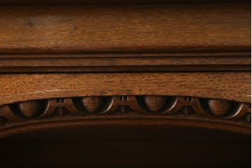 ベルギーアンティーク　オーク材　素晴らしい彫刻がクラシカルな雰囲気を高める縦型キャビネット(飾り棚、収納棚、戸棚)(R-061540)