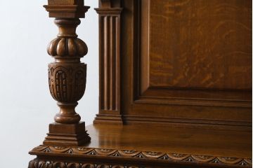 ベルギーアンティーク　オーク材　素晴らしい彫刻がクラシカルな雰囲気を高める縦型キャビネット(飾り棚、収納棚、戸棚)(R-061540)