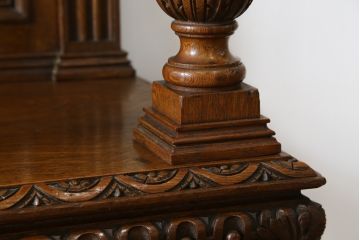ベルギーアンティーク　オーク材　素晴らしい彫刻がクラシカルな雰囲気を高める縦型キャビネット(飾り棚、収納棚、戸棚)(R-061540)