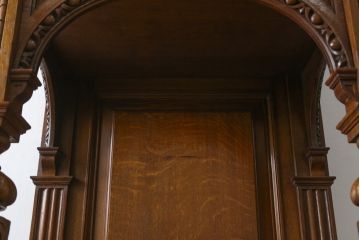 ベルギーアンティーク　オーク材　素晴らしい彫刻がクラシカルな雰囲気を高める縦型キャビネット(飾り棚、収納棚、戸棚)(R-061540)