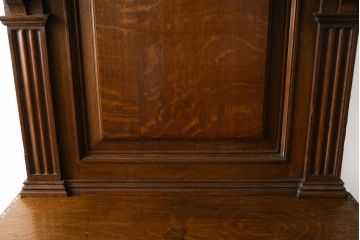ベルギーアンティーク　オーク材　素晴らしい彫刻がクラシカルな雰囲気を高める縦型キャビネット(飾り棚、収納棚、戸棚)(R-061540)