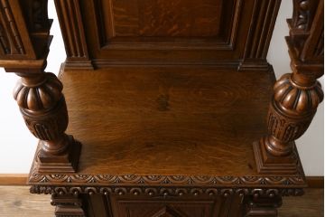 ベルギーアンティーク　オーク材　素晴らしい彫刻がクラシカルな雰囲気を高める縦型キャビネット(飾り棚、収納棚、戸棚)(R-061540)