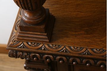ベルギーアンティーク　オーク材　素晴らしい彫刻がクラシカルな雰囲気を高める縦型キャビネット(飾り棚、収納棚、戸棚)(R-061540)