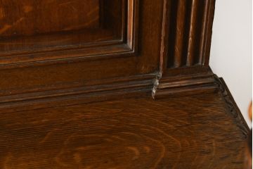 ベルギーアンティーク　オーク材　素晴らしい彫刻がクラシカルな雰囲気を高める縦型キャビネット(飾り棚、収納棚、戸棚)(R-061540)