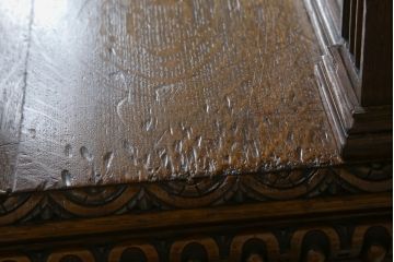 ベルギーアンティーク　オーク材　素晴らしい彫刻がクラシカルな雰囲気を高める縦型キャビネット(飾り棚、収納棚、戸棚)(R-061540)
