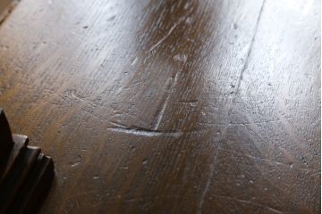 ベルギーアンティーク　オーク材　素晴らしい彫刻がクラシカルな雰囲気を高める縦型キャビネット(飾り棚、収納棚、戸棚)(R-061540)
