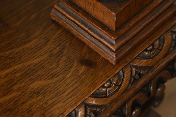 ベルギーアンティーク　オーク材　素晴らしい彫刻がクラシカルな雰囲気を高める縦型キャビネット(飾り棚、収納棚、戸棚)(R-061540)