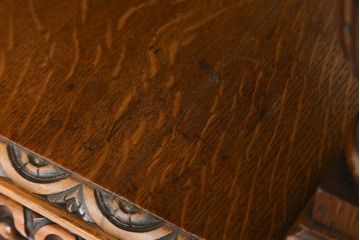 ベルギーアンティーク　オーク材　素晴らしい彫刻がクラシカルな雰囲気を高める縦型キャビネット(飾り棚、収納棚、戸棚)(R-061540)