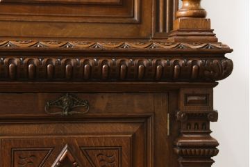 ベルギーアンティーク　オーク材　素晴らしい彫刻がクラシカルな雰囲気を高める縦型キャビネット(飾り棚、収納棚、戸棚)(R-061540)