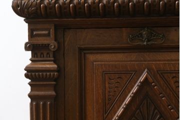 ベルギーアンティーク　オーク材　素晴らしい彫刻がクラシカルな雰囲気を高める縦型キャビネット(飾り棚、収納棚、戸棚)(R-061540)