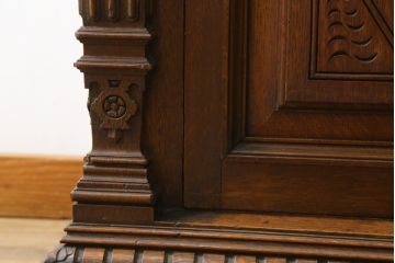 ベルギーアンティーク　オーク材　素晴らしい彫刻がクラシカルな雰囲気を高める縦型キャビネット(飾り棚、収納棚、戸棚)(R-061540)