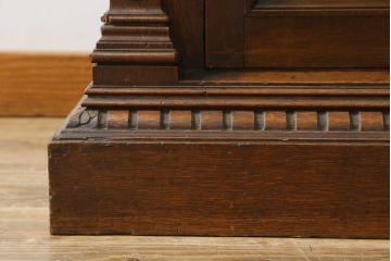 ベルギーアンティーク　オーク材　素晴らしい彫刻がクラシカルな雰囲気を高める縦型キャビネット(飾り棚、収納棚、戸棚)(R-061540)