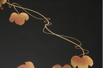 中古　美品　輪島塗り　繊細な色づかいが美しい蒔絵入りの文机(座机、ローテーブル、センターテーブル)(定価約60万円)(R-061543)
