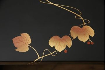中古　美品　輪島塗り　繊細な色づかいが美しい蒔絵入りの文机(座机、ローテーブル、センターテーブル)(定価約60万円)(R-061543)
