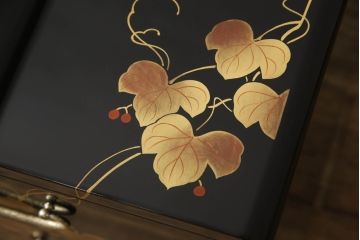 中古　美品　輪島塗り　繊細な色づかいが美しい蒔絵入りの文机(座机、ローテーブル、センターテーブル)(定価約60万円)(R-061543)