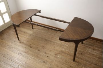 中古　美品　DREXEL HERITAGE(ドレクセルヘリテイジ)　TRYON MANOR(トライオンメナー)　マホガニー材　天板のデザインがおしゃれ!気品ある佇まいの伸長式ダイニングテーブル(エクステンションテーブル、2人掛け、4人掛け、6人掛け)(R-061544)