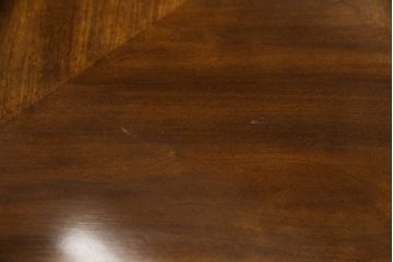 中古　美品　DREXEL HERITAGE(ドレクセルヘリテイジ)　TRYON MANOR(トライオンメナー)　マホガニー材　天板のデザインがおしゃれ!気品ある佇まいの伸長式ダイニングテーブル(エクステンションテーブル、2人掛け、4人掛け、6人掛け)(R-061544)
