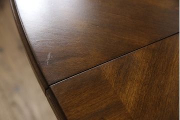 中古　美品　DREXEL HERITAGE(ドレクセルヘリテイジ)　TRYON MANOR(トライオンメナー)　マホガニー材　天板のデザインがおしゃれ!気品ある佇まいの伸長式ダイニングテーブル(エクステンションテーブル、2人掛け、4人掛け、6人掛け)(R-061544)