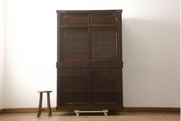 中古　鉄刀木(タガヤサン)　和モダンな雰囲気を醸し出す二段重ね水屋箪笥(キャビネット、食器棚、戸棚、収納棚)(R-061547)