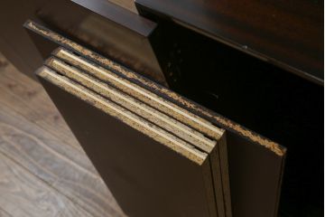 デンマークビンテージ　ローズウッド材　直線的なデザインがスタイリッシュで格好良いキャビネット(戸棚、収納棚、食器棚、飾り棚、ヴィンテージ)(R-061557)