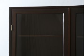 デンマークビンテージ　ローズウッド材　直線的なデザインがスタイリッシュで格好良いキャビネット(戸棚、収納棚、食器棚、飾り棚、ヴィンテージ)(R-061557)