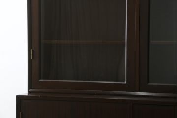 デンマークビンテージ　ローズウッド材　直線的なデザインがスタイリッシュで格好良いキャビネット(戸棚、収納棚、食器棚、飾り棚、ヴィンテージ)(R-061557)