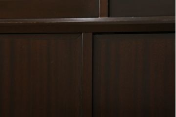 デンマークビンテージ　ローズウッド材　直線的なデザインがスタイリッシュで格好良いキャビネット(戸棚、収納棚、食器棚、飾り棚、ヴィンテージ)(R-061557)