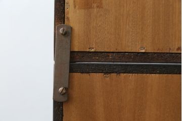 デンマークビンテージ　ローズウッド材　直線的なデザインがスタイリッシュで格好良いキャビネット(戸棚、収納棚、食器棚、飾り棚、ヴィンテージ)(R-061557)