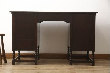 イギリスアンティーク　オーク材　コロンとした脚のデザインとアンティークな取っ手が可愛らしいニーホールデスク(在宅用、ワークデスク、在宅ワーク用、両袖机、オフィスデスク)(R-061561)