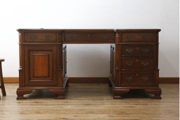 中古　美品　海外輸入品　マホガニー材　レザートップ(革)　Camerin(カメリン)　 VICTORIA COLLECTION(ヴィクトリアコレクション)　エレガントな英国様式プレジデントデスク(ニーホールデスク、両袖デスク、ワークデスク、在宅用、在宅ワーク)(R-061564)