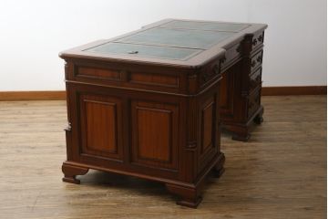 中古　美品　海外輸入品　マホガニー材　レザートップ(革)　Camerin(カメリン)　 VICTORIA COLLECTION(ヴィクトリアコレクション)　エレガントな英国様式プレジデントデスク(ニーホールデスク、両袖デスク、ワークデスク、在宅用、在宅ワーク)(R-061564)