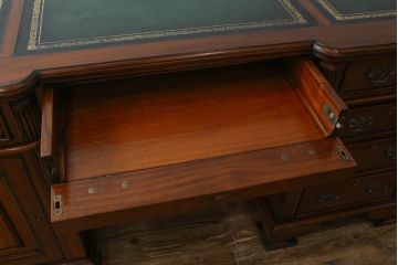 中古　美品　海外輸入品　マホガニー材　レザートップ(革)　Camerin(カメリン)　 VICTORIA COLLECTION(ヴィクトリアコレクション)　エレガントな英国様式プレジデントデスク(ニーホールデスク、両袖デスク、ワークデスク、在宅用、在宅ワーク)(R-061564)