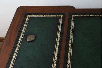 中古　美品　海外輸入品　マホガニー材　レザートップ(革)　Camerin(カメリン)　 VICTORIA COLLECTION(ヴィクトリアコレクション)　エレガントな英国様式プレジデントデスク(ニーホールデスク、両袖デスク、ワークデスク、在宅用、在宅ワーク)(R-061564)