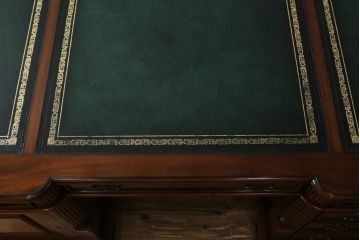 中古　美品　海外輸入品　マホガニー材　レザートップ(革)　Camerin(カメリン)　 VICTORIA COLLECTION(ヴィクトリアコレクション)　エレガントな英国様式プレジデントデスク(ニーホールデスク、両袖デスク、ワークデスク、在宅用、在宅ワーク)(R-061564)