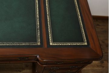 中古　美品　海外輸入品　マホガニー材　レザートップ(革)　Camerin(カメリン)　 VICTORIA COLLECTION(ヴィクトリアコレクション)　エレガントな英国様式プレジデントデスク(ニーホールデスク、両袖デスク、ワークデスク、在宅用、在宅ワーク)(R-061564)