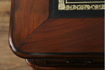中古　美品　海外輸入品　マホガニー材　レザートップ(革)　Camerin(カメリン)　 VICTORIA COLLECTION(ヴィクトリアコレクション)　エレガントな英国様式プレジデントデスク(ニーホールデスク、両袖デスク、ワークデスク、在宅用、在宅ワーク)(R-061564)
