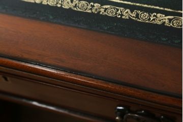 中古　美品　海外輸入品　マホガニー材　レザートップ(革)　Camerin(カメリン)　 VICTORIA COLLECTION(ヴィクトリアコレクション)　エレガントな英国様式プレジデントデスク(ニーホールデスク、両袖デスク、ワークデスク、在宅用、在宅ワーク)(R-061564)