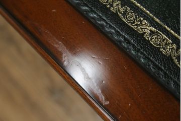 中古　美品　海外輸入品　マホガニー材　レザートップ(革)　Camerin(カメリン)　 VICTORIA COLLECTION(ヴィクトリアコレクション)　エレガントな英国様式プレジデントデスク(ニーホールデスク、両袖デスク、ワークデスク、在宅用、在宅ワーク)(R-061564)
