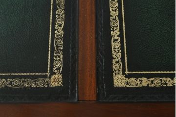 中古　美品　海外輸入品　マホガニー材　レザートップ(革)　Camerin(カメリン)　 VICTORIA COLLECTION(ヴィクトリアコレクション)　エレガントな英国様式プレジデントデスク(ニーホールデスク、両袖デスク、ワークデスク、在宅用、在宅ワーク)(R-061564)