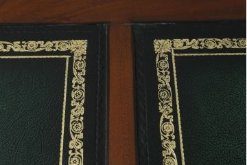 中古　美品　海外輸入品　マホガニー材　レザートップ(革)　Camerin(カメリン)　 VICTORIA COLLECTION(ヴィクトリアコレクション)　エレガントな英国様式プレジデントデスク(ニーホールデスク、両袖デスク、ワークデスク、在宅用、在宅ワーク)(R-061564)