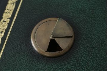 中古　美品　海外輸入品　マホガニー材　レザートップ(革)　Camerin(カメリン)　 VICTORIA COLLECTION(ヴィクトリアコレクション)　エレガントな英国様式プレジデントデスク(ニーホールデスク、両袖デスク、ワークデスク、在宅用、在宅ワーク)(R-061564)